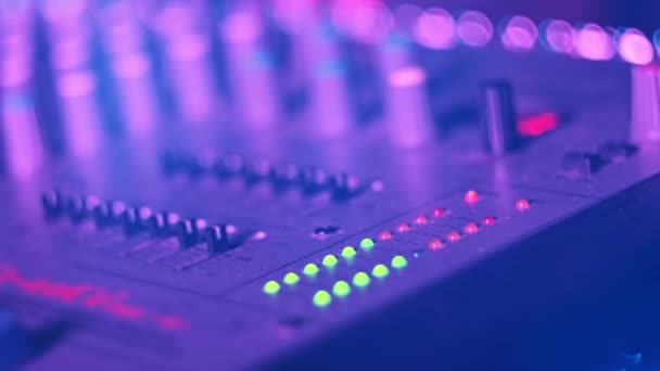 Neon Işıklı Yakın Plandaki Karıştırma Konsolundaki Ses Seviyesi Sinyalinin Led — Stok video