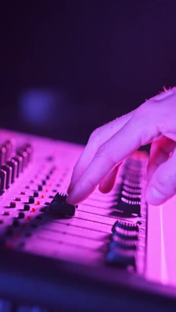 Svislá Mužská Ruka Nastavující Zeslabovače Audio Mixéru Neonovém Světle Zblízka — Stock video