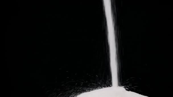 Zucchero Riversa Corrente Sfondo Nero Rallentatore Primo Piano Zucchero Bianco — Video Stock