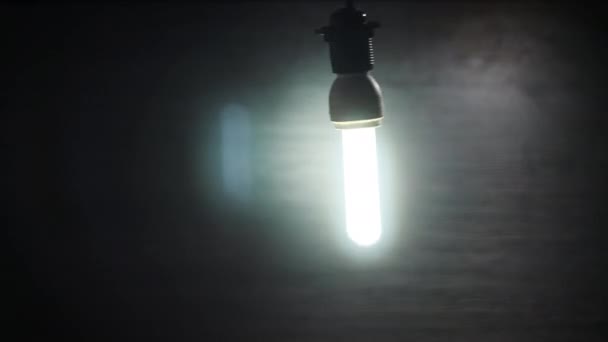 Close Lâmpada Fluorescente Piscando Iluminando Balançando Suavemente Fio Elétrico Lâmpada — Vídeo de Stock