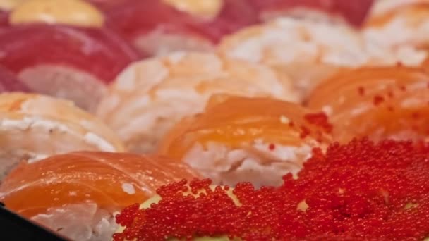 Sushi Rotola Una Scatola Plastica Ruotare Primo Piano Sfondo Nero — Video Stock