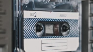 Ses kasetlerini teyp kaydında değiştir, kapat. Bir kasette birçok farklı renkte eski ses kasetleri çalınır. Eski bir kaseti oynatıyordum. Retro bantlar güvertede döner. 80 'ler, 90' lar nostaljik
