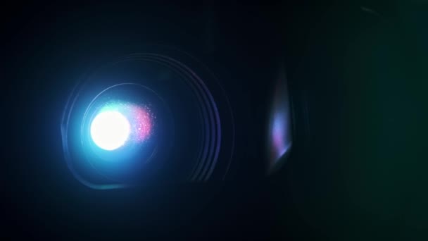Πολύχρωμος Προβολέας Εκπέμπει Φωτεινές Δέσμες Για Μετάδοση Ταινιών Close Άποψη — Αρχείο Βίντεο