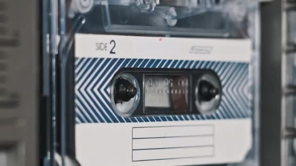 在录音机回放 特写时更换盒式磁带 许多不同颜色的老式盒式磁带在磁带甲板上播放 玩一个旧磁带 复古磁带卷轴在甲板上旋转 90年代怀旧 — 图库视频影像
