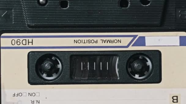 テープレコーダー内のオーディオカセットは クローズアップで再生されます オーディオカセットの再生 レトロプレーヤーのヴィンテージレコードサウンド レコーディングまたは再生の会話 レトロテープリールはデッキで回転します イギリス — ストック動画