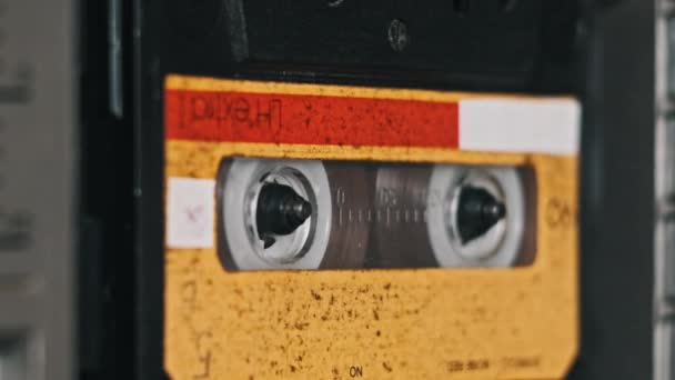 Tonbandgerät Spielt Alte Gelbe Audiokassetten Nahaufnahme Retro Recorder Plattenspieler Spielt — Stockvideo