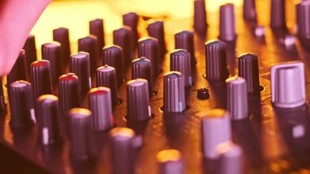 Nastavení Ovládání Hlasitosti Mixéru Zvuku Detailním Záběru Neonového Světla Zvukoví — Stock video