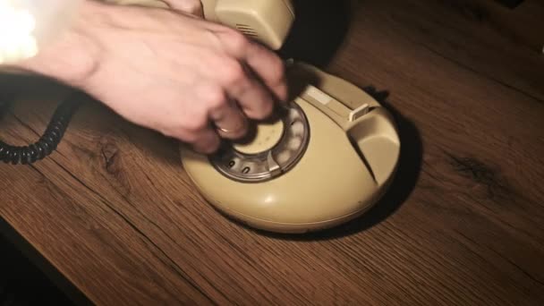 Nødsituasjon Ringe Nødnummeret Gammel Roterende Telefon Vintage Analog Roterende Fasttelefon – stockvideo