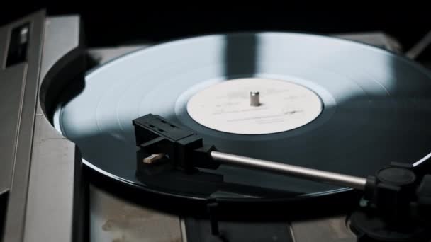 Vinyl Platten Rotieren Auf Dem Retro Plattenspieler Nadel Berührt Die — Stockvideo