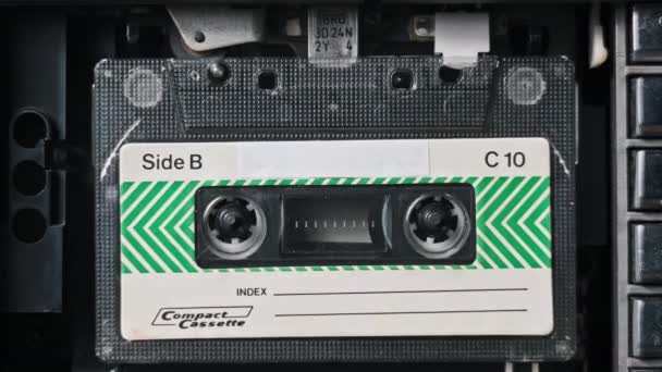 在录音机回放 特写时更换盒式磁带 许多不同颜色的老式盒式磁带在磁带甲板上播放 玩一个旧磁带 复古磁带卷轴在甲板上旋转 90年代怀旧 — 图库视频影像