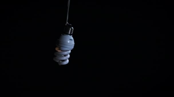 Detailní Záběr Zářivka Bliká Svítí Jemně Pohupuje Elektrickém Drátu Žárovka — Stock video