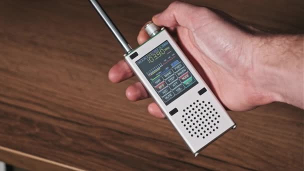 Pencarian Frekuensi Stasiun Radio Pada Radio Handy Modern Dengan Digital — Stok Video