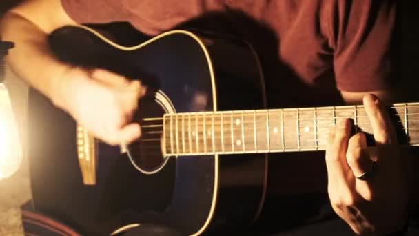 Músico Toca Guitarra Iluminado Por Una Sola Fuente Luz Cálida — Vídeos de Stock