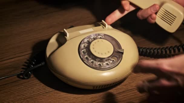 오래된 로타리 전화기의 번호를 다이얼링합니다 다이얼 디스크와 빈티지 아날로그 로터리 — 비디오