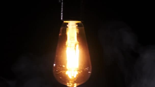 Прозора Класична Лампа Висить Дроті Мерехтить Чорному Тлі Димом Копіювати — стокове відео