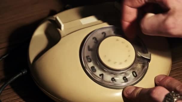 Notruf Wählen Sie Die Notrufnummer Eines Alten Drehtelefons Analoges Festnetztelefon — Stockvideo