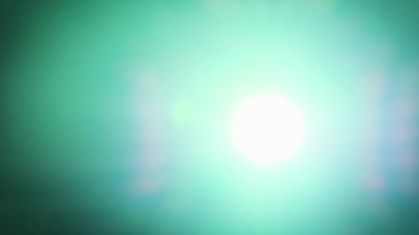 Mehrfarbiger Projektor Der Intensive Lichtstrahlen Für Filmvorführungen Wirft Detailaufnahme Linsenblitze — Stockvideo