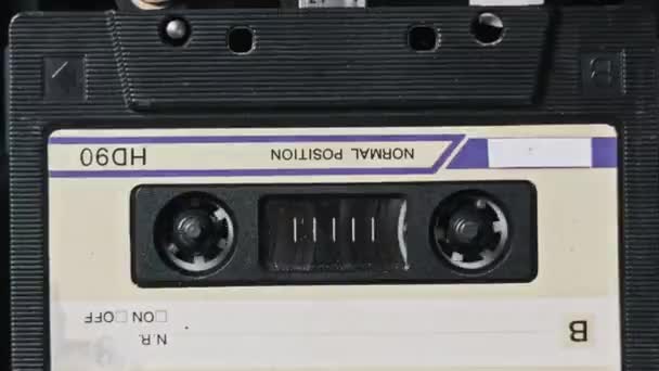 盒式磁带在复古录音机中变化 许多不同颜色的盒式磁带在磁带甲板上播放 老式磁带卷轴在录音机中旋转 留声机 音乐80 90年代 — 图库视频影像