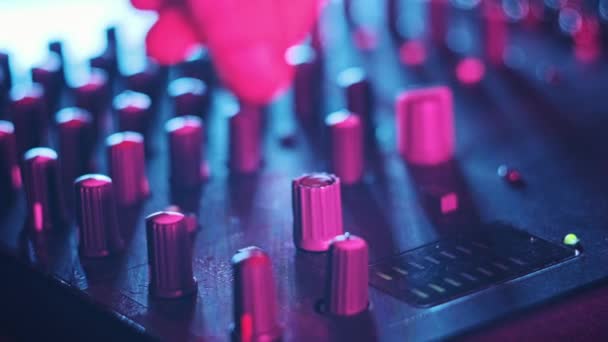 Männliche Einstellknöpfe Audio Mischpult Neon Nahaufnahme Arbeitsmischpult Bunten Hintergrund Spielt — Stockvideo