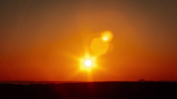 Saf Turuncu Gökyüzünde Parıldayan Mercekli Muhteşem Günbatımı Zamanı Ufuktan Batan — Stok video
