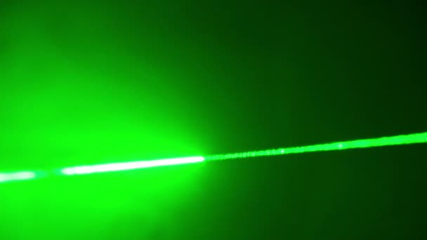 Зелене Лазерне Світло Диму Крупним Планом Чорному Тлі Один Потужний — стокове відео