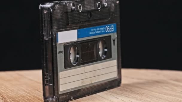Аудиокассеты Вращаются Деревянном Столе Черном Фоне Крупным Планом Винтажная Аудиокассета — стоковое видео