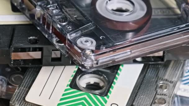 Veel Verschillende Audio Cassettes Gestapeld Een Hoop Draaien Een Houten — Stockvideo