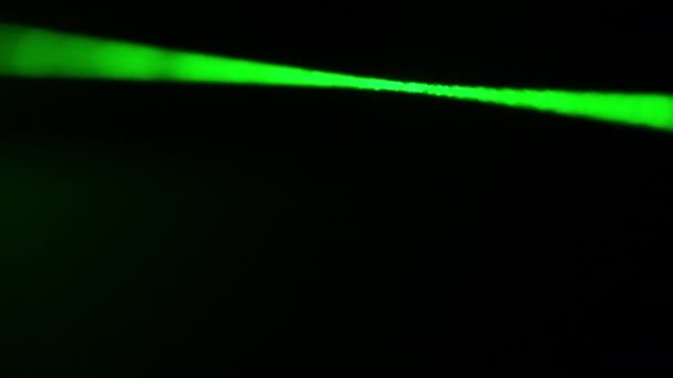 Zelené Laserové Světlo Kouři Zblízka Černém Pozadí Jeden Výkonný Laserový — Stock video