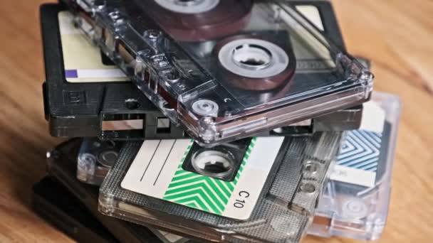 Nombreuses Cassettes Audio Empilées Dans Tas Tournent Sur Une Table — Video