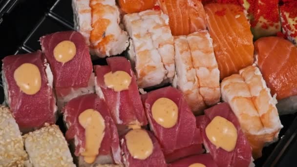 Sushi Rollen Een Plastic Verdeeldoos Draaien Close Sushi Doos Met — Stockvideo