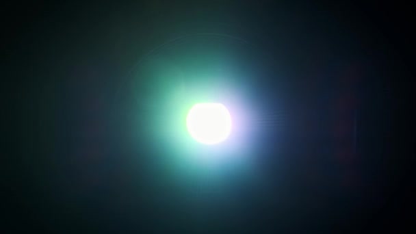 Projektor Emituje Kolorowe Wiązki Dynamicznego Wyświetlania Rozbłysk Bliska Lekkie Przejścia — Wideo stockowe