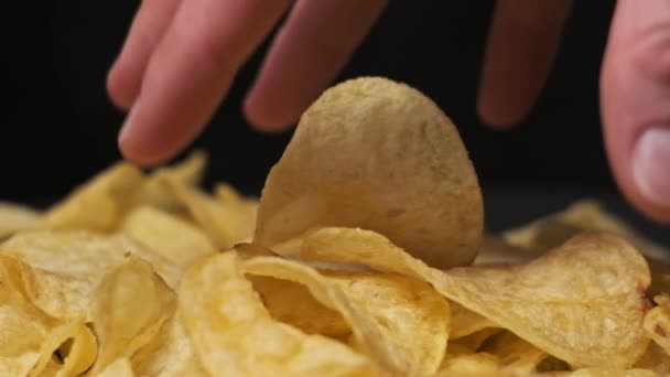 Man Hand Tar Chips Närbild Svart Bakgrund Slow Motion Man — Stockvideo