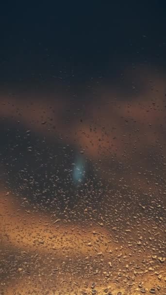 Vertikální Pozadí Dešťových Kapek Okenním Skle Západu Slunce Oblohy Barevná — Stock video