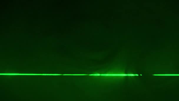 Зеленый Лазерный Луч Дыма Крупным Планом Черном Фоне Один Мощный — стоковое видео