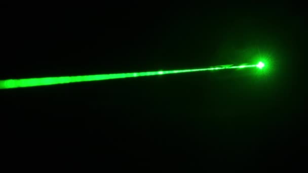 Groene Laserstraal Rook Close Een Zwarte Achtergrond Eén Laserstraal Schijnt — Stockvideo