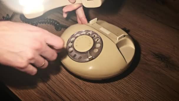 오래된 로타리 전화기의 번호를 다이얼링합니다 다이얼 디스크와 빈티지 아날로그 로터리 — 비디오