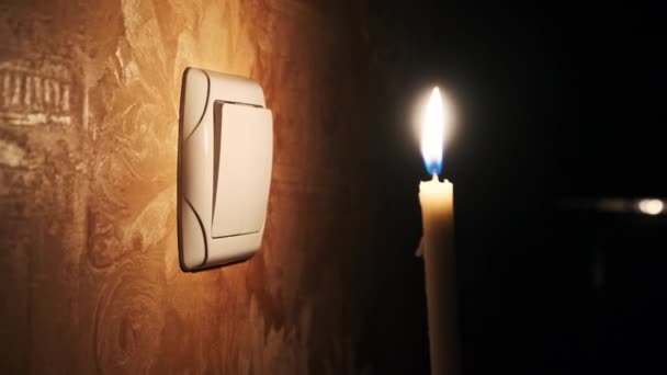 Apagón Vela Encendida Una Habitación Oscura Cerca Interruptor Luz Pared — Vídeo de stock