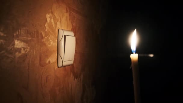 Manteniendo Vela Encendida Una Habitación Oscura Cerca Interruptor Luz Apagón — Vídeo de stock