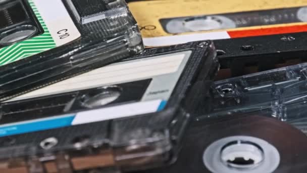 Muitas Cassetes Áudio Diferentes Empilhadas Montão Giram Uma Mesa Madeira — Vídeo de Stock