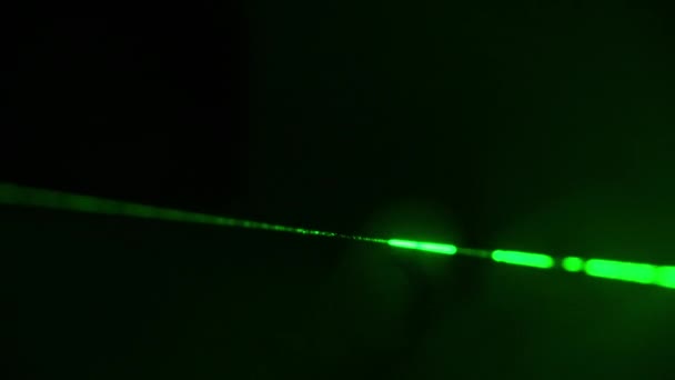 Zielony Laser Bliska Dymem Czarnym Tle Jedna Wiązka Lasera Świecąca — Wideo stockowe