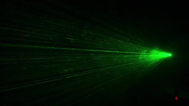 Groene Laserstralen Die Rook Opgaan Een Zwarte Achtergrond Laserdisco Strepen — Stockvideo