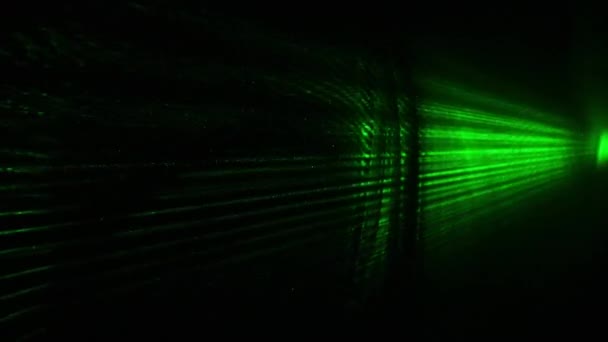 Groene Laserstralen Die Rook Opgaan Een Zwarte Achtergrond Laserdisco Strepen — Stockvideo