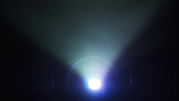 Proyector Película Con Luces Intermitentes Humo Colores Reflector Proporciona Haz — Vídeo de stock