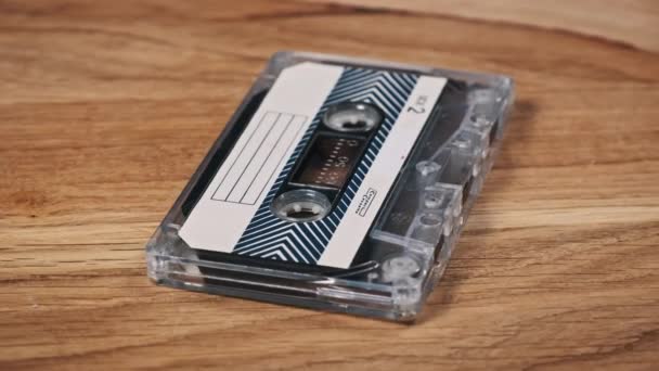 Audiokazeta Otáčí Dřevěném Povrchu Zblízka Starý Retro Audiokazeta Ležící Dřevěném — Stock video