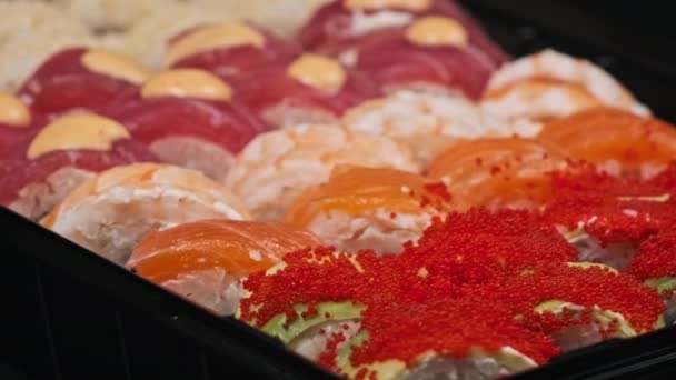 Sushi Tekercs Egy Műanyag Dobozban Forgatni Közelkép Fekete Háttér Kész — Stock videók