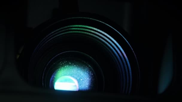 Проектор Излучает Разноцветные Лучи Яркого Дисплея Вспышка Объектива Крупным Планом — стоковое видео