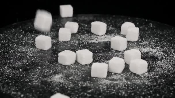 Kockacukrok Lassítva Hullanak Forgó Asztalra Kemény Darab Fehér Finomított Cukor — Stock videók
