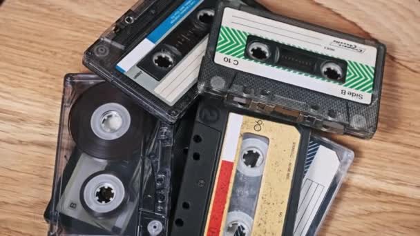 Högen Med Olika Ljudkassetter Roterar Ett Träbord Närbild Olika Vintage — Stockvideo