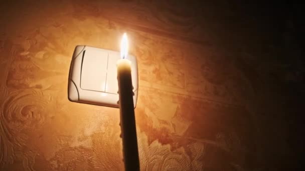 Zamroczenie Palenie Świec Ciemnym Pokoju Przy Włączniku Światła Ścianie Przerwa — Wideo stockowe
