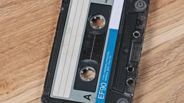 Une Cassette Audio Vintage Trouve Tourne Sur Une Table Bois — Video
